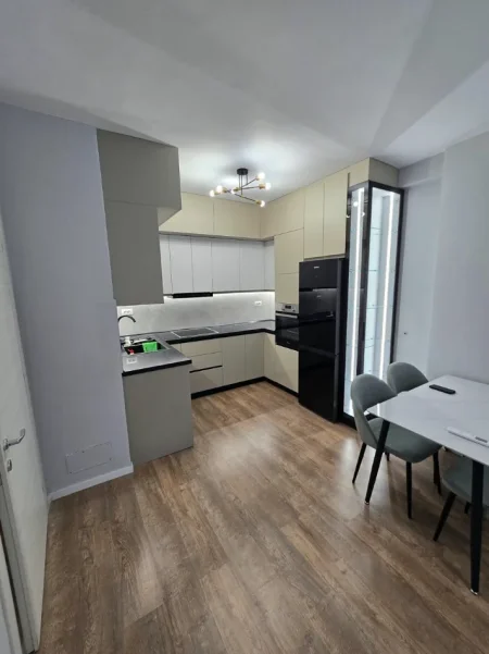 Tirane, jepet me qera apartament 1+1 Kati 6, 82 m² 650 € (LAPRAKE)