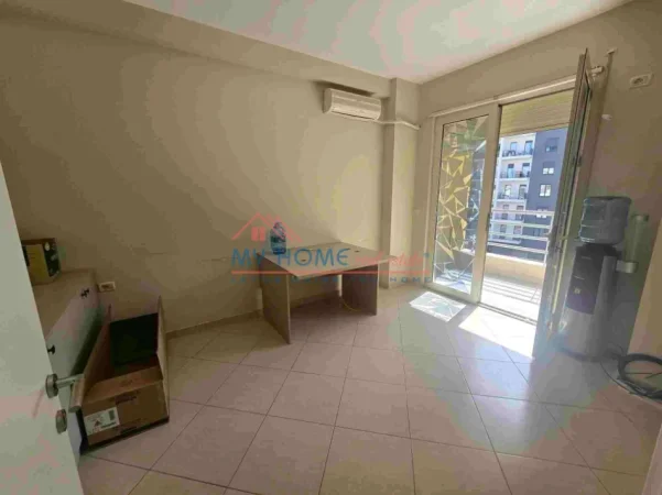 Tirane, jepet me qera zyre Kati 3, 140 m² 105.000 € (Rruga Karl Gega)