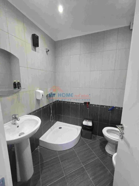 Tirane, jepet me qera zyre Kati 3, 140 m² 105.000 € (Rruga Karl Gega)