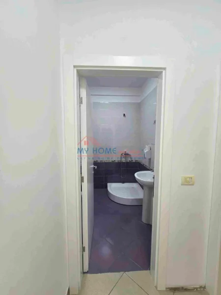 Tirane, jepet me qera zyre Kati 3, 140 m² 105.000 € (Rruga Karl Gega)