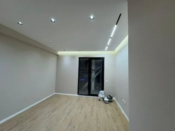 Tirane, jepet me qera zyre Kati 1, 85 m² 1.000 € (KOMUNA E PARISIT)