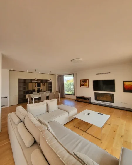 Tirane, jepet me qera Vile 4+1+Ballkon Kati 2, 500 m² 5.000 € (TEG)