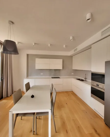 Tirane, jepet me qera Vile 4+1+Ballkon Kati 2, 500 m² 5.000 € (TEG)