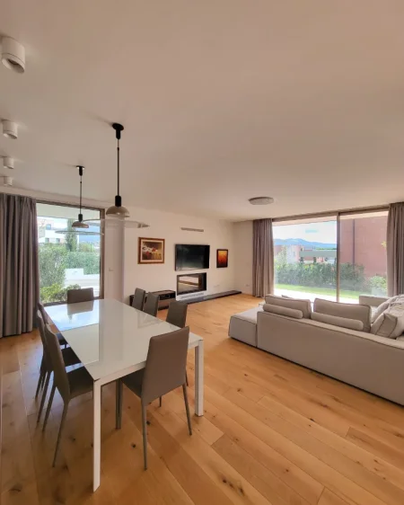 Tirane, jepet me qera Vile 4+1+Ballkon Kati 2, 500 m² 5.000 € (TEG)