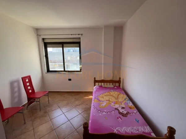 Tirane, jepet me qera apartament 2+1,  Kati 10, 111 m² 650 € (Rruga e Kavajës)