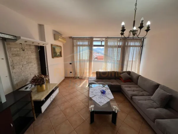 Tirane, jepet me qera apartament 2+1,  Kati 10, 111 m² 650 € (Rruga e Kavajës)