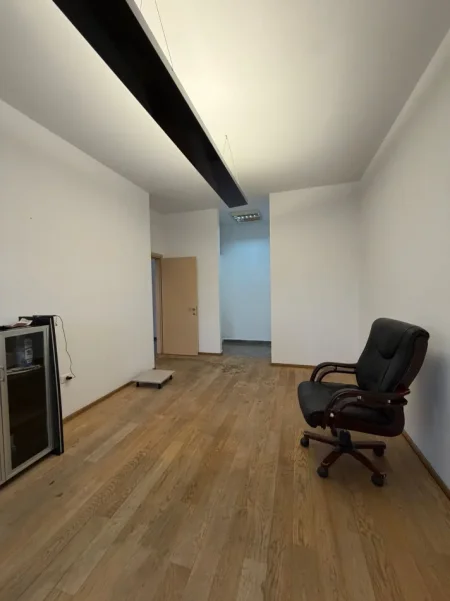 Tirane, jepet me qera ambjent biznesi Kati 4, 132 m² 1.530 € (Garda e Republikes.)