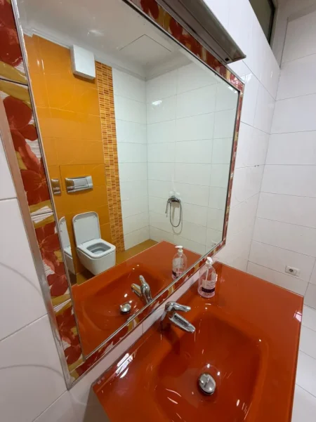 Tirane, jepet me qera ambjent biznesi Kati 4, 132 m² 1.530 € (Garda e Republikes.)