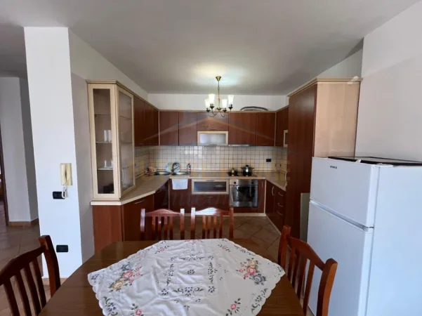 Tirane, jepet me qera apartament 2+1,  Kati 10, 111 m² 650 € (Rruga e Kavajës)