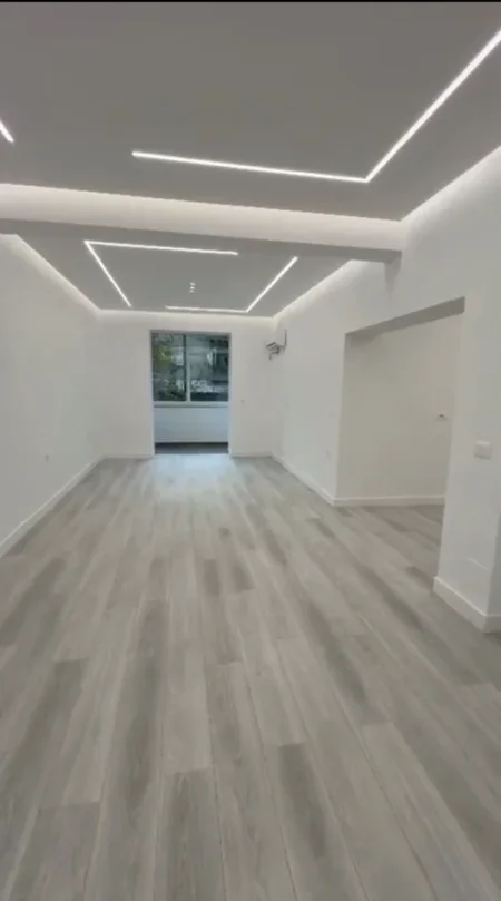 Tirane, jepet me qera zyre Kati 1, 90 m² 1.300 € (RRUGA E BARRIKADAVE)
