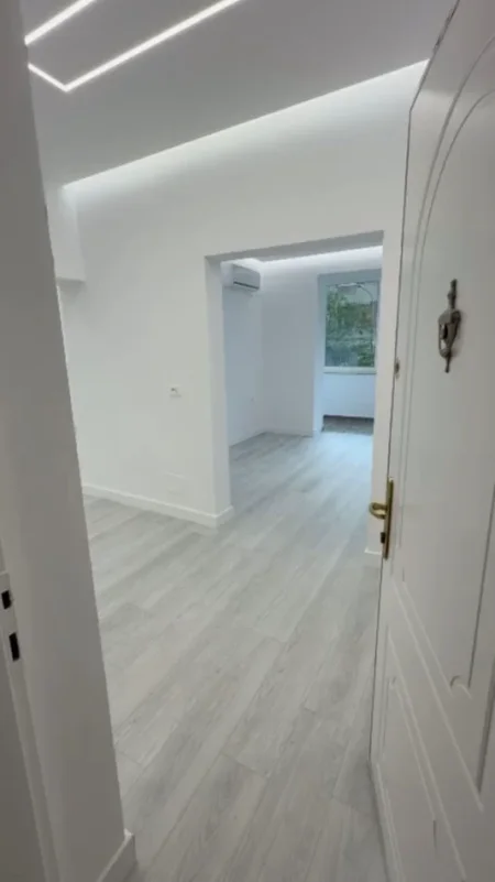 Tirane, jepet me qera zyre Kati 1, 90 m² 1.300 € (RRUGA E BARRIKADAVE)