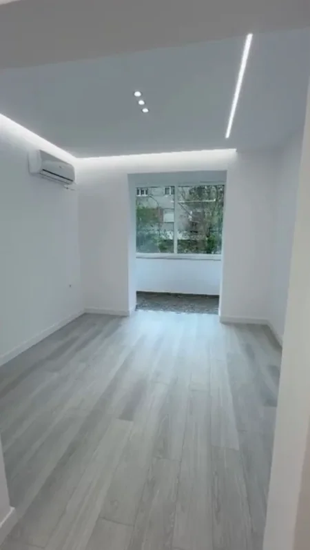 Tirane, jepet me qera zyre Kati 1, 90 m² 1.300 € (RRUGA E BARRIKADAVE)