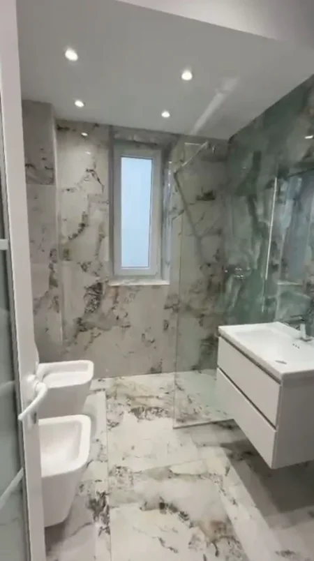 Tirane, jepet me qera zyre Kati 1, 90 m² 1.300 € (RRUGA E BARRIKADAVE)