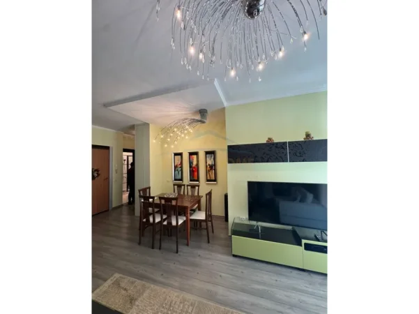 Tirane, jepet me qera apartament 2+1+Ballkon Kati 4, 105 m² 1.200 € (Rruga e Barrikadave)