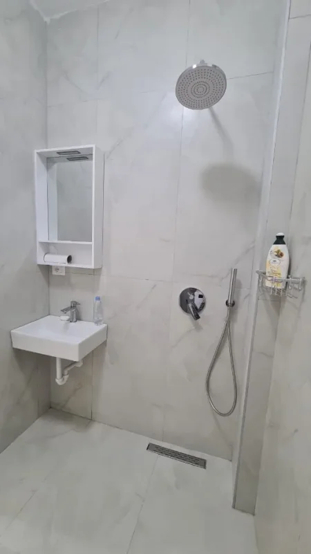Tirane, jepet me qera apartament 1+1+Ballkon ,e kompletuar ,Kati 3, 45 m² 370 euro (Rruga Dalip Topi)Rezidenca OXA