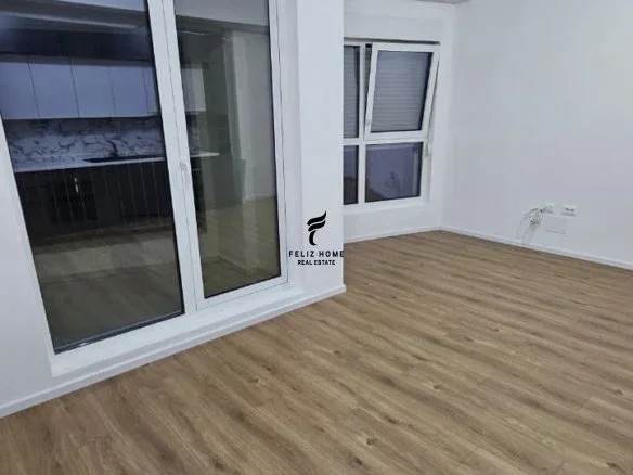 Tirane, jepet me qera zyre Kati 5, 65 m² 350 € (ALI DEMI)
