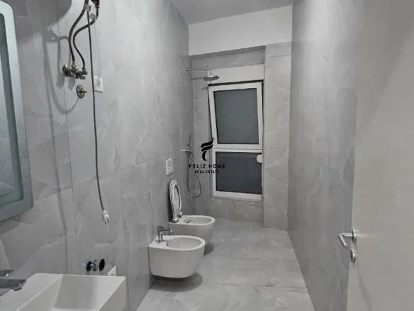 Tirane, jepet me qera zyre Kati 5, 65 m² 350 € (ALI DEMI)