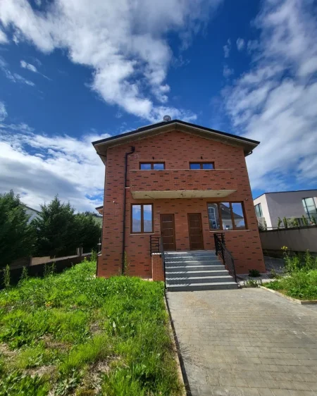 Tirane, jepet me qera Vile 3 Katshe Kati 1, 600 m² 3.800 € (TEG)