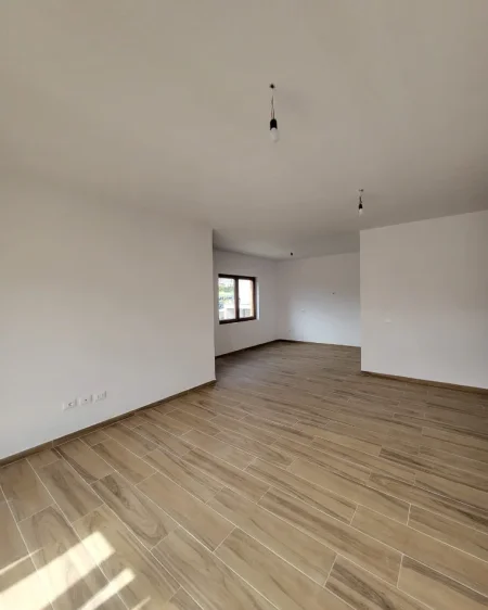 Tirane, jepet me qera Vile 3 Katshe Kati 1, 600 m² 3.800 € (TEG)