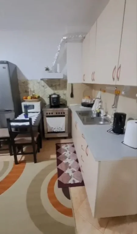 Tirane, jepet me qera apartament 2+1 Kati 4, 55 m² 380 € (YZBERISHT)