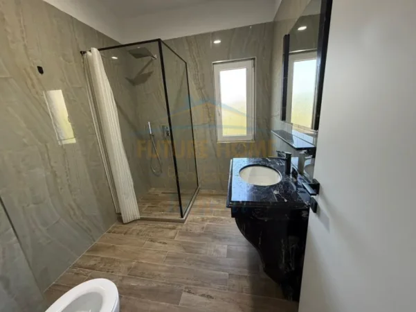 Tirane, jepet me qera apartament 2+1+Ballkon Kati 1, 117 m² 1.000 € (Lake Land Residence)