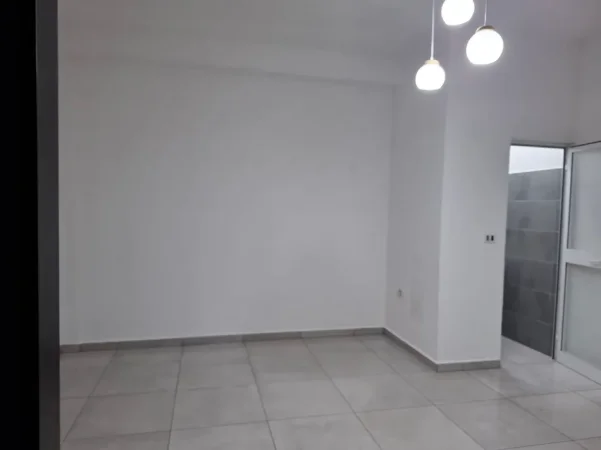 Tirane, jepet me qera dyqan Kati 1, 20 m² 170 € (Astir)