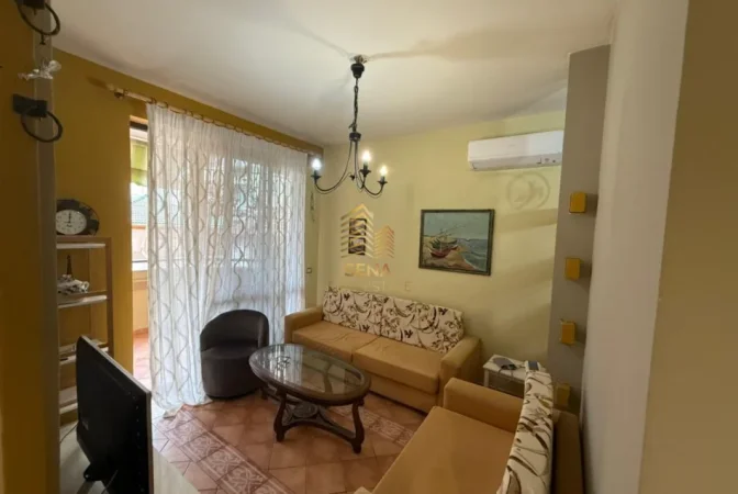 Tirane, jepet me qera apartament 2+1+Ballkon Kati 3, 75 m² 550 € (Komuna e Parisit)