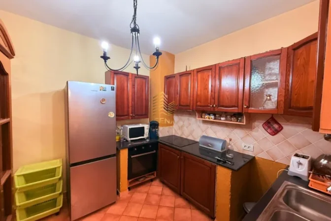 Tirane, jepet me qera apartament 2+1+Ballkon Kati 3, 75 m² 550 € (Komuna e Parisit)