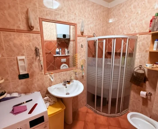 Tirane, jepet me qera apartament 2+1+Ballkon Kati 3, 75 m² 550 € (Komuna e Parisit)