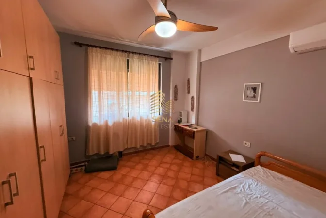 Tirane, jepet me qera apartament 2+1+Ballkon Kati 3, 75 m² 550 € (Komuna e Parisit)