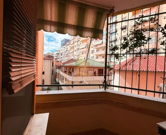 Tirane, jepet me qera apartament 2+1+Ballkon Kati 3, 75 m² 550 € (Komuna e Parisit)