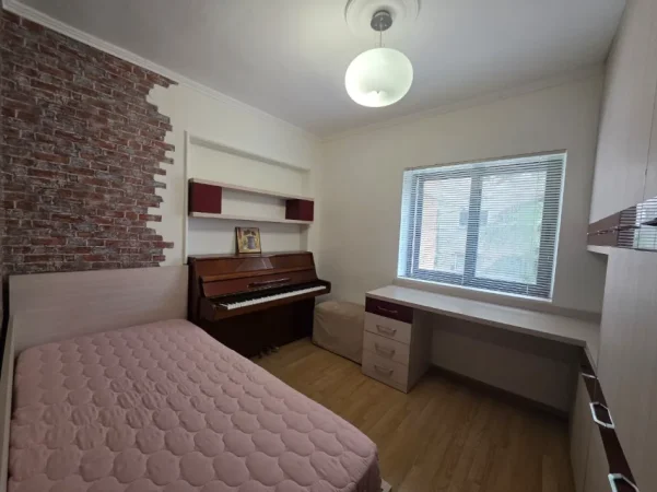 Tirane, jepet me qera apartament 4+1+kuzhine+Ballkon Kati 3, 120 m² (Rruga Mine Peza,)1200 euro
