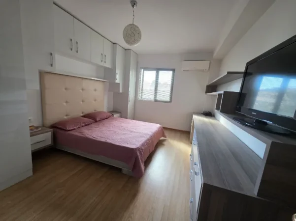 Tirane, jepet me qera apartament 4+1+kuzhine+Ballkon Kati 3, 120 m² (Rruga Mine Peza,)1200 euro