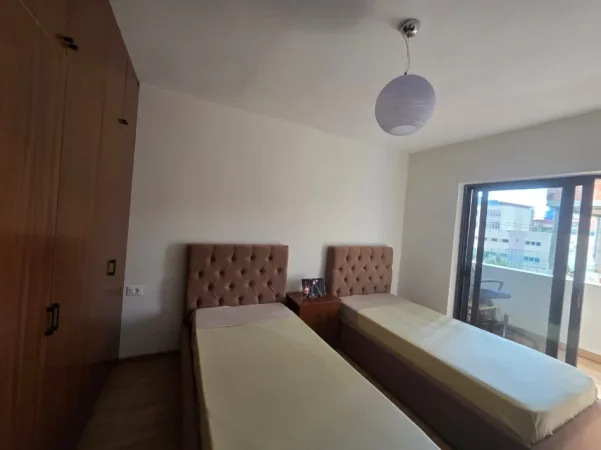 Tirane, jepet me qera apartament 4+1+kuzhine+Ballkon Kati 3, 120 m² (Rruga Mine Peza,)1200 euro