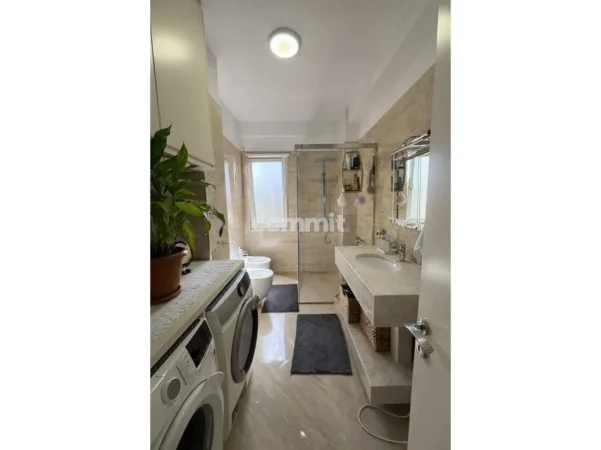 Shitet apartament 2+1 me pamje nga Liqeni i Thate