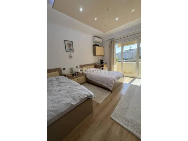 Shitet apartament 2+1 me pamje nga Liqeni i Thate