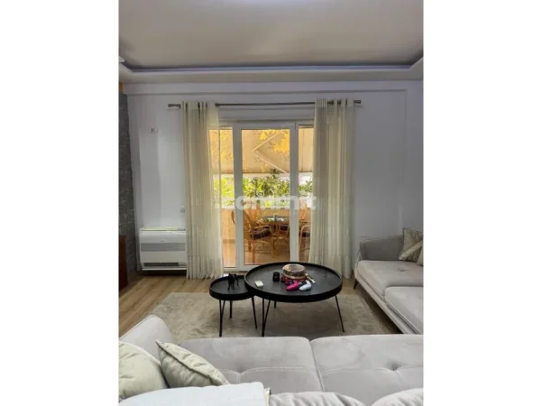 Shitet apartament 2+1 me pamje nga Liqeni i Thate