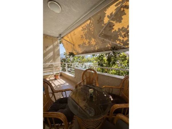 Shitet apartament 2+1 me pamje nga Liqeni i Thate