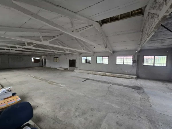 Tirane, jepet me qera magazine Kati 0, 600 m² 1.000 € (Kombinat)