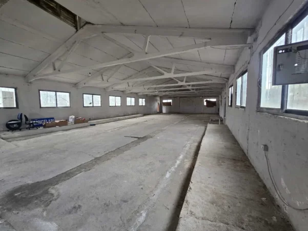 Tirane, jepet me qera magazine Kati 0, 600 m² 1.000 € (Kombinat)