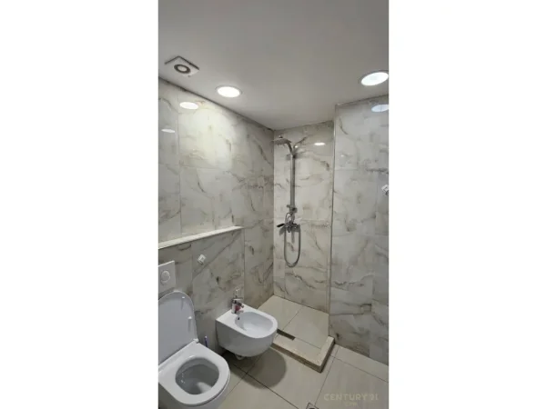 Tirane, jepet me qera apartament 1+1 Kati 2, 60 m² 700 € 