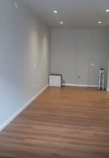 Tirane, jepet me qera zyre Kati 1, 51 m² 1.000 € (PARKU OLIMPIK)