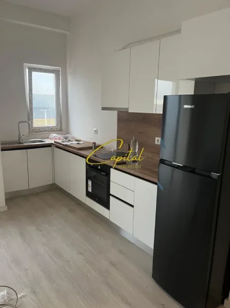 Tirane, jepet me qera apartament 1+1 Kati 7, 70 m² 700 € (LAPRAKE)
