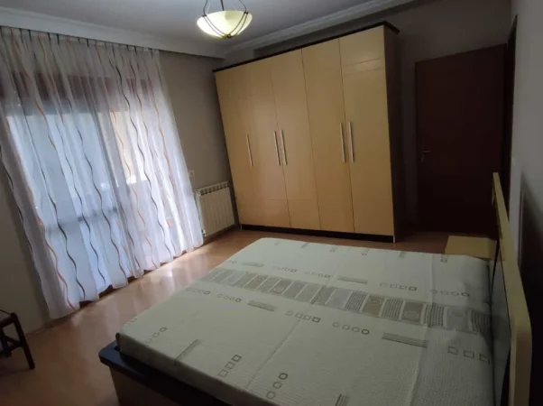 Tirane, jepet me qera apartament 2+1 Kati 10, 70 m² 630 € (Rruga Petro Nini Luarasi)