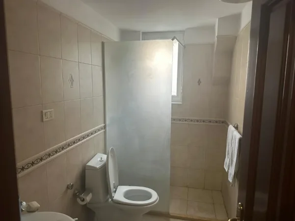 Tirane, jepet me qera apartament 3+1 Kati 1, 90 m² 1.000 € (Sheshi Wilson)