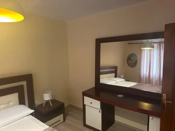 Tirane, jepet me qera apartament 3+1 Kati 1, 90 m² 1.000 € (Sheshi Wilson)