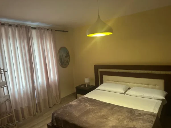 Tirane, jepet me qera apartament 3+1 Kati 1, 90 m² 1.000 € (Sheshi Wilson)