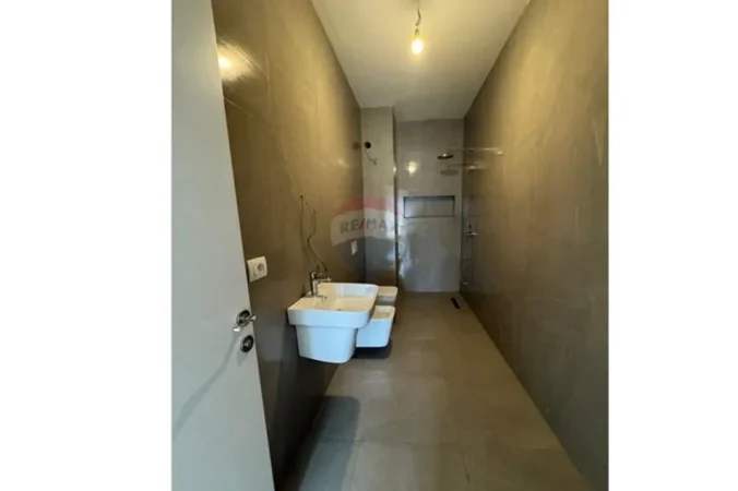 Tirane, jepet me qera , 1.300 € (Rruga e Barrikadave)