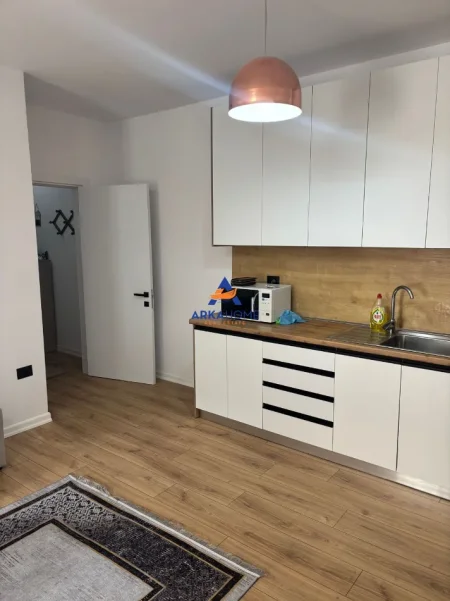 Tirane, jepet me qera apartament 2+1+Ballkon Kati 5, 100 m² 732 € 