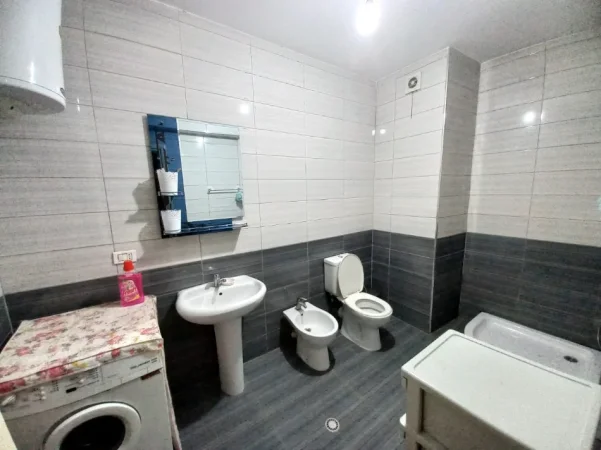 Tirane, jepet me qera apartament 1+1+Ballkon Kati 3, 65 m² 430 € (Kthesa e Kamzes, Tek terminali i autobuseve)